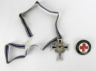 deux médailles et un insigne sur un fond blanc