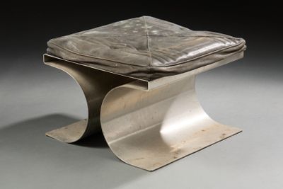 un tabouret en métal muni d'un coussin en cuir