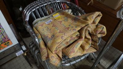 une chaise recouverte d'une couverture dans une pièce