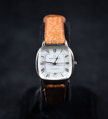 gros plan d'une montre avec des chiffres romains sur le cadran