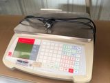 une photo d'une balance posée sur une table dans un entrepôt
