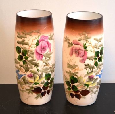 deux vases posés sur une table