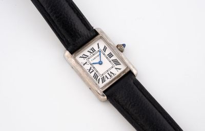 une image d'une montre-bracelet avec des chiffres romains