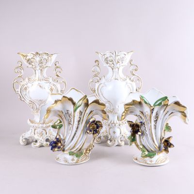 deux vases décorés de fleurs