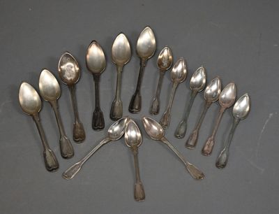de nombreuses cuillères disposées en cercle sur la table