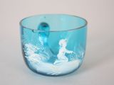 un verre en verre bleu sur lequel est représenté un homme dans un bateau