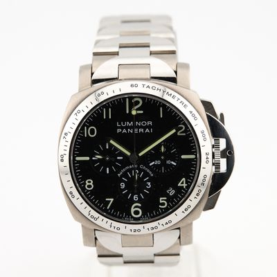 gros plan d'une montre sur une surface blanche