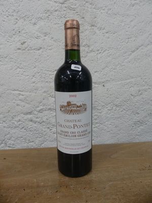 une bouteille de vin posée sur une table