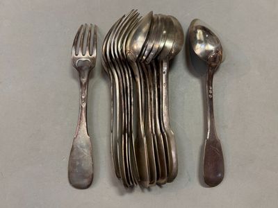 beaucoup de cuillères et de fourchettes posées sur une table