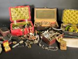 un grand nombre d'objets posés sur une table