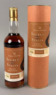 une photo d'une bouteille de whisky posée à côté d'un carton