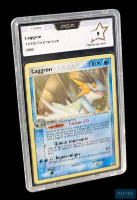 gros plan d'une carte pokemon dans un étui en plastique