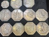 un lot de pièces de monnaie posées sur une table
