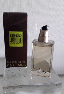 une image représentant un flacon de parfum posé sur une table