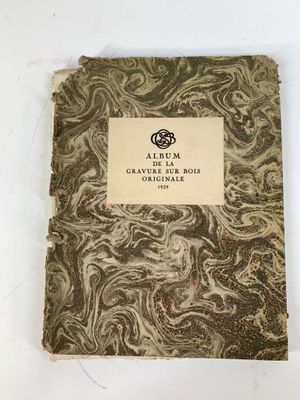 un vieux livre posé sur une table blanche