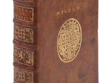 un vieux livre orné d'un médaillon doré sur la couverture