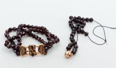un collier et un bracelet ornés d'un crâne