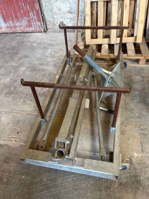 un banc en métal posé au milieu d'une pièce