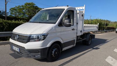 un camion blanc garé sur le bord de la route