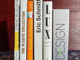 plusieurs livres sont empilés sur une table