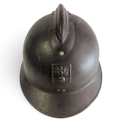 un casque posé sur une table
