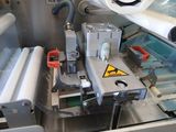l'image d'une machine qui travaille sur une feuille de papier
