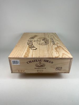 la caisse est vide et prête à être remplie de vin