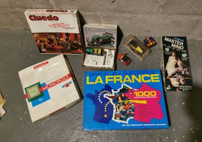 a lot of items that are sitting on the floor