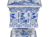 une image représentant une table bleue et blanche surmontée d'une étagère