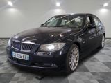 une photo d'une voiture bmw noire dans une salle d'exposition