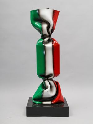 sculpture représentant un vase multicolore posé sur un socle noir