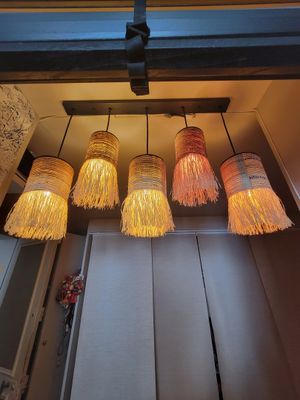 cinq lampes suspendues au plafond dans une pièce