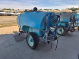 une photo d'un camion-citerne bleu garé sur un parking