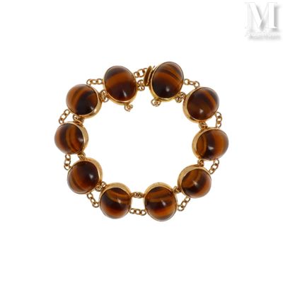 Bracelet composé de perles en œil-de-tigre brun et d'une chaîne plaquée or