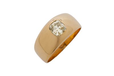 une bague en or jaune avec un diamant serti au centre
