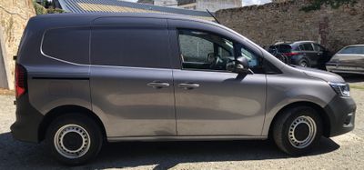 une camionnette argentée garée sur le bord de la route