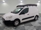 une photo d'une camionnette blanche équipée d'une galerie de toit