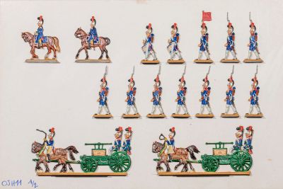 de nombreuses figurines de soldats exposées sur une surface blanche