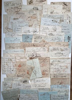 de nombreuses vieilles lettres posées sur une feuille de papier, sur une table