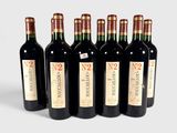 six bouteilles de vin sont alignées sur une surface blanche