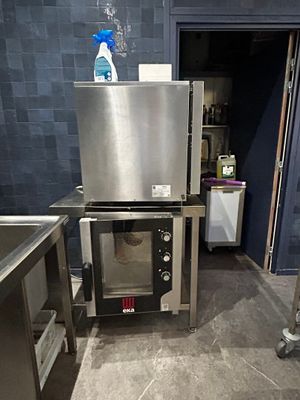 une image d'une cuisine commerciale avec des appareils en acier inoxydable