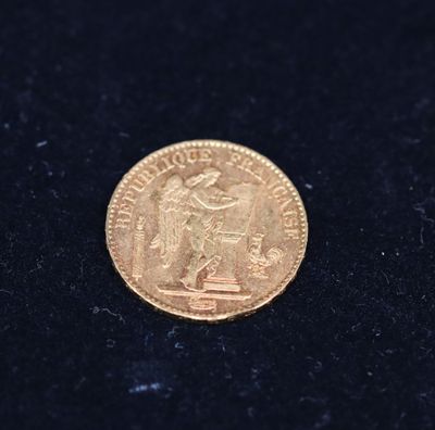 gros plan d'une pièce d'or sur une surface noire