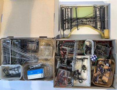une boîte remplie de composants électroniques divers, posée sur une table