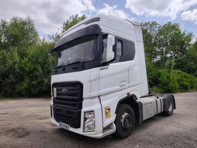 un camion blanc garé dans un parking