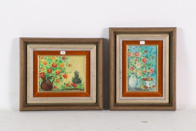 deux tableaux encadrés représentant des fleurs et des vases accrochés à un mur blanc