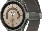 une montre connectée exposée sur un fond blanc