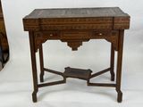 une petite table en bois avec un tiroir en dessous