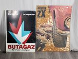 deux livres posés l'un à côté de l'autre sur une table