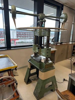 une machine placée au milieu d'une pièce
