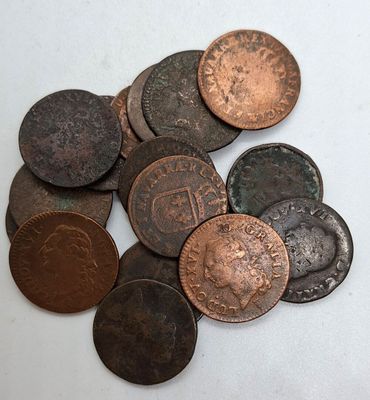 gros plan d'une pile de pièces de monnaie sur une surface blanche